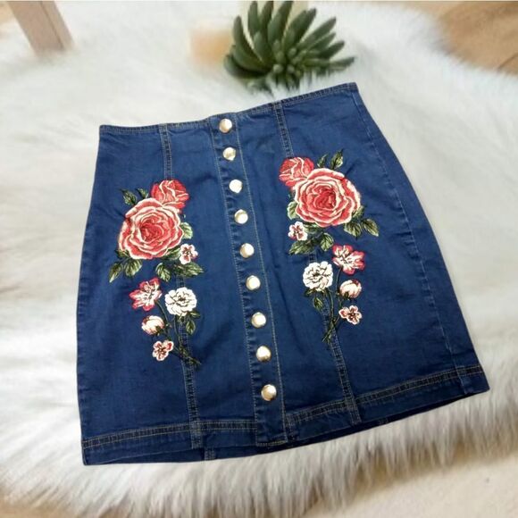 PACSUN EMBROIDERED FLORAL DENIM MINI SKIRT - Picture 3 of 8